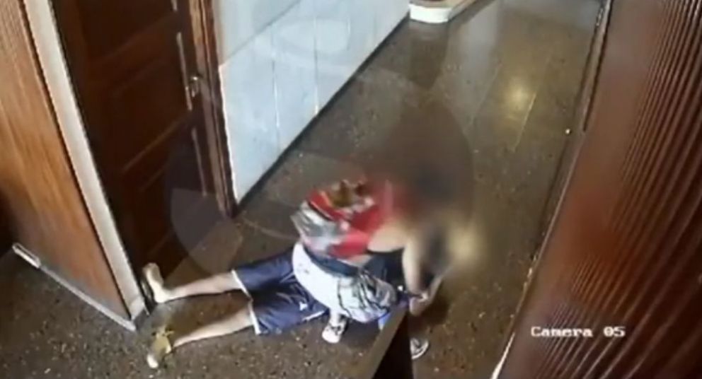 Impactante video muestra cómo un ladrón roba a un hombre muerto tras un infarto