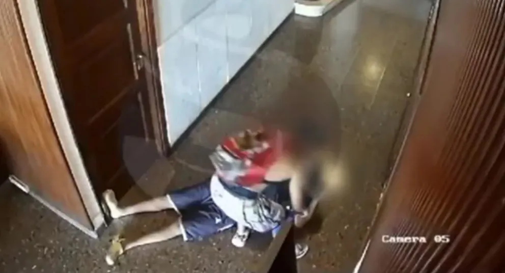 Impactante video muestra cómo un ladrón roba a un hombre muerto tras un infarto