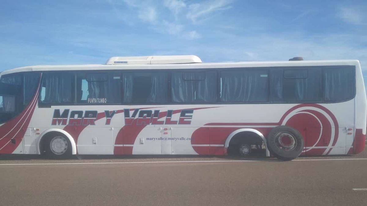 Un colectivo que se dirigía a Puerto Pirámides perdió dos ruedas traseras en pleno viaje 