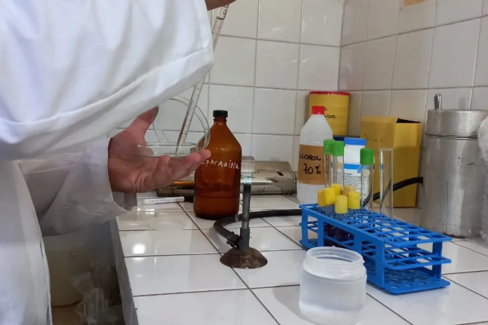 Alerta en Trelew: Bromatología advierte sobre agua envasada contaminada con Coliformes y Escherichia coli