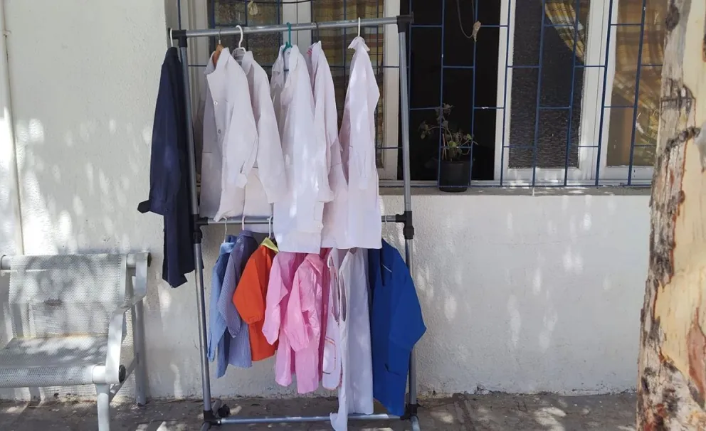 La vecinal de Palazzo continúa recibiendo guardapolvos para el “perchero solidario”