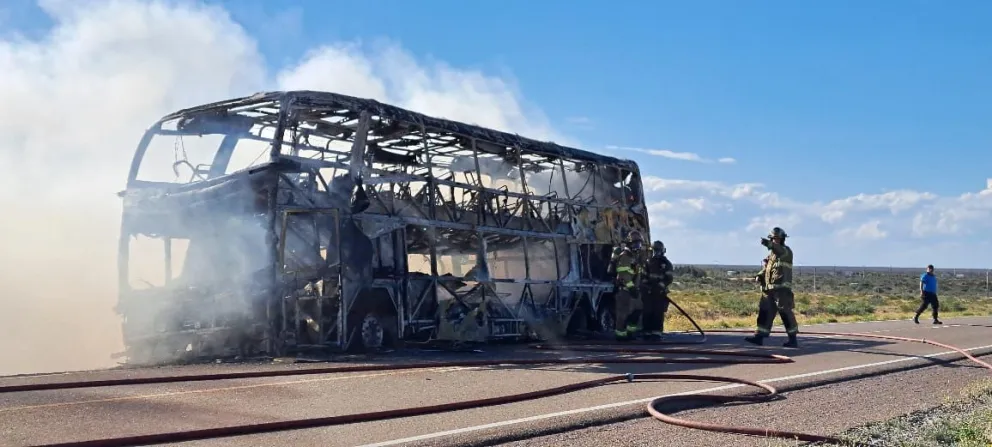 Un colectivo con destino a Río Gallegos se incendió en plena ruta en Chubut