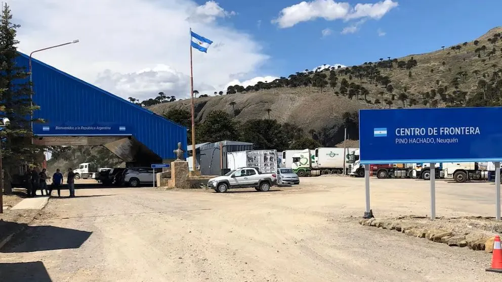 Intentó cruzar a Chile con su esposa muerta en el auto y fue detenido  