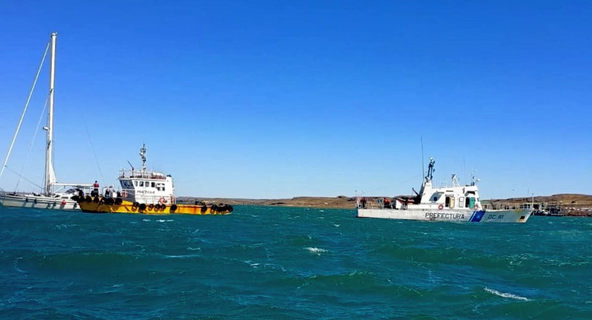 Santa Cruz: Prefectura asistió a un velero averiado con dos personas a bordo
