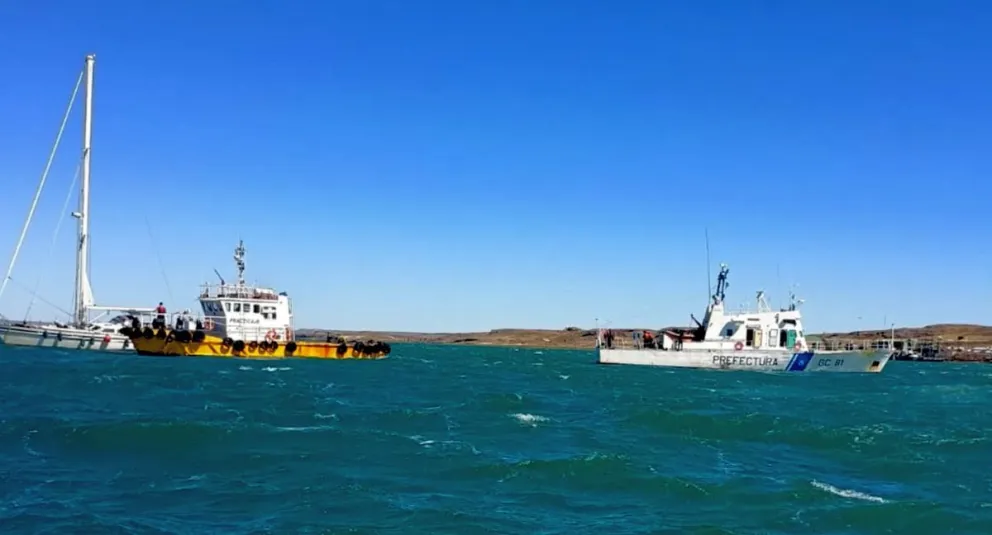 Santa Cruz: Prefectura asistió a un velero averiado con dos personas a bordo