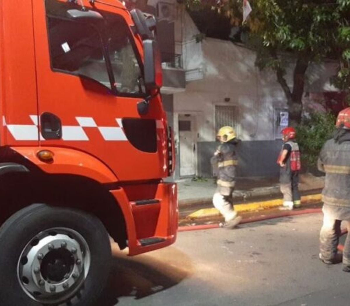 Una bebé es rescatada tras ser arrojada por sus padres desde un segundo piso