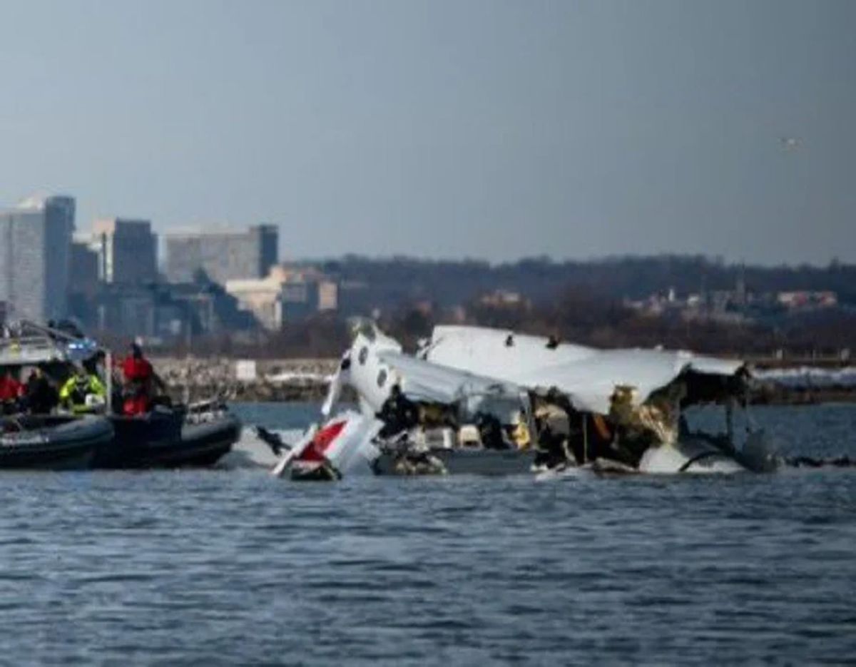 Encuentran las cajas negras del avión que colisionó con helicóptero en Washington