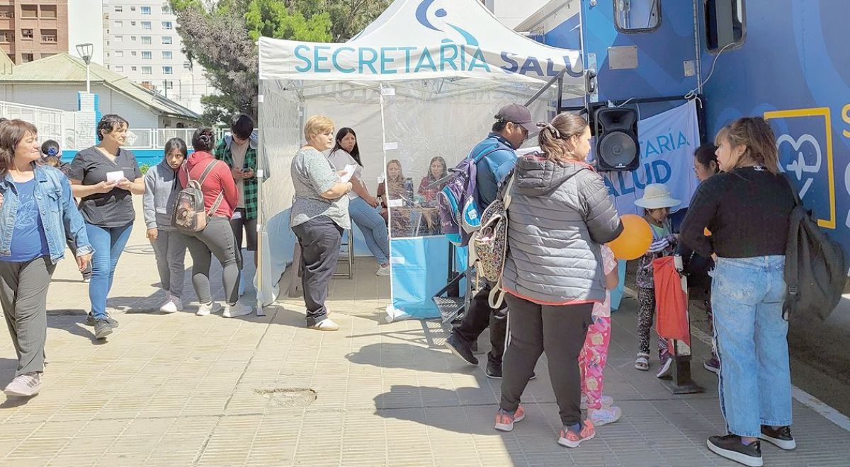 Gran concurrencia en el trailer de salud de la plaza de la escuela 83