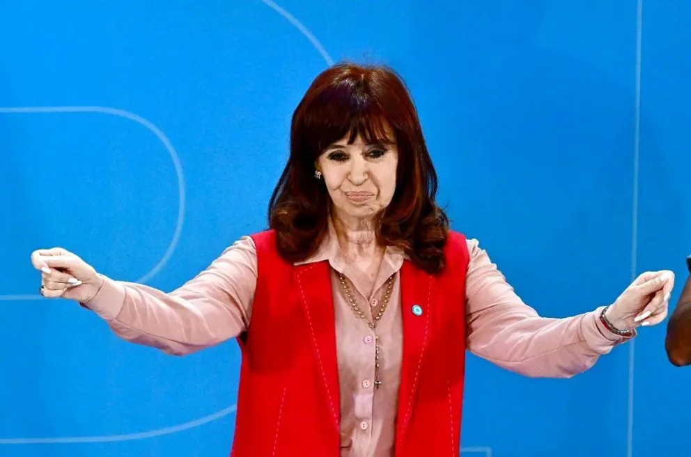 Dirigentes desmintieron que un "ghost writer" le escriba los tuits a Cristina Kirchner y apuntaron contra los Caputo