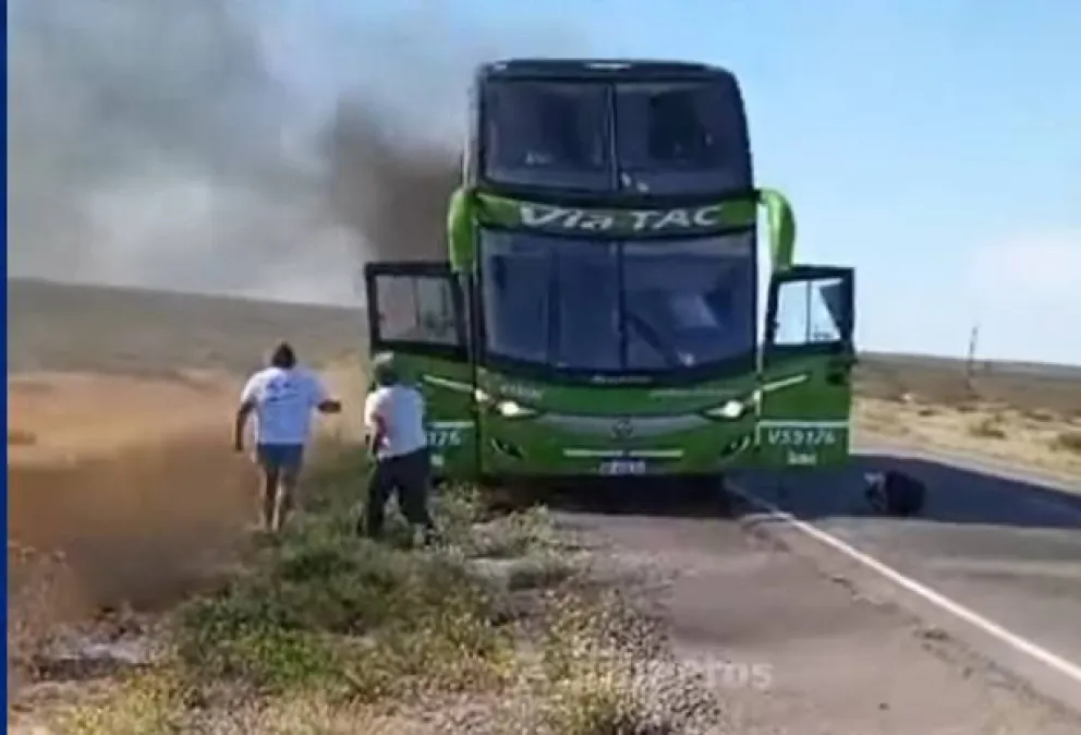 Un colectivo con destino a Trelew, se incendió en la Ruta 1
