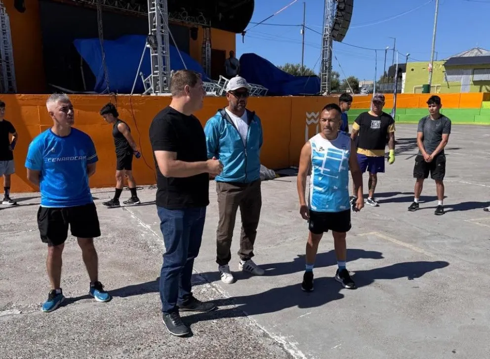 Omar Narváez brindó un entrenamiento abierto en Playa Unión con jóvenes promesas del boxeo