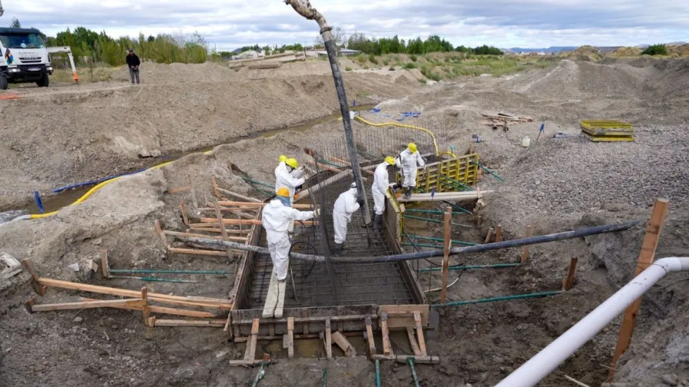 Othar recorrió la obra del puente peatonal del barrio La Cantera de Km. 8