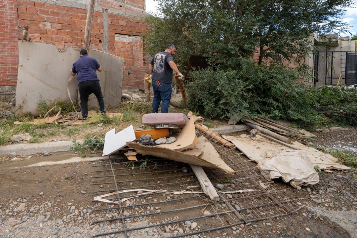  Levantamiento y demolición de una construcción ilegal en un lote del barrio Abásolo