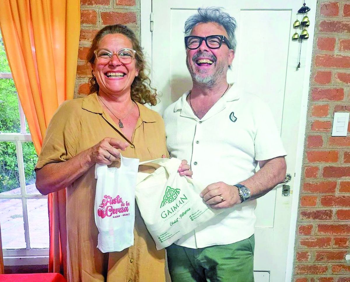 Gaiman ofreció cultura y gastronomía a Donato de Santis y Martín Rubinetti