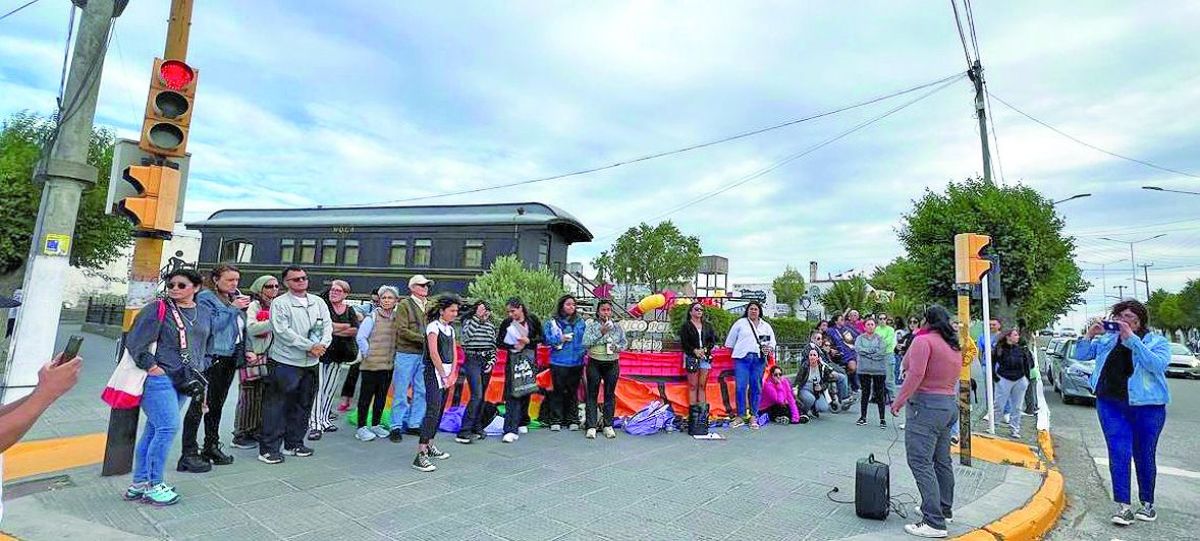 Vecinos y referentes políticos de Puerto Deseado se sumaron a la marcha LGTB+ en repudio a las declaraciones de Milei en Davos