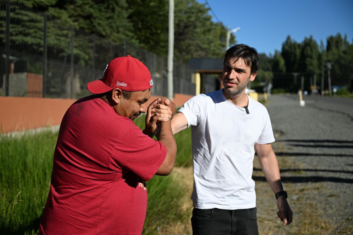 Torres encabezó entrega de herramientas y materiales a familias afectadas por el incendio de Epuyén