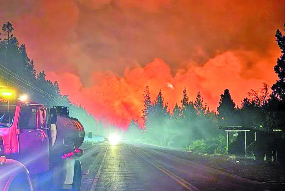 Avanza el incendio en El Bolsón: evacuaron a 800 turistas