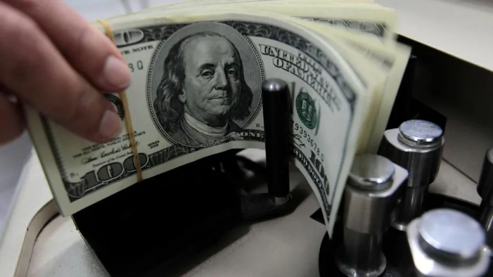 El gobierno ajusta su estrategia cambiaria con un dólar más controlado y busca reducir aún más la inflación