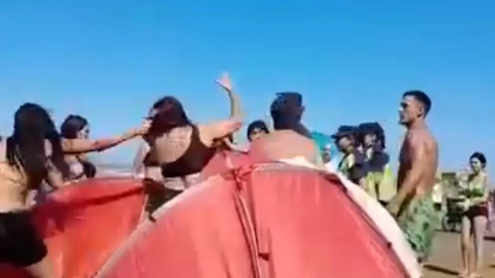 “¿Por qué le levantás la mano a la nena?“: Otra pelea en la playa por el volumen de la música