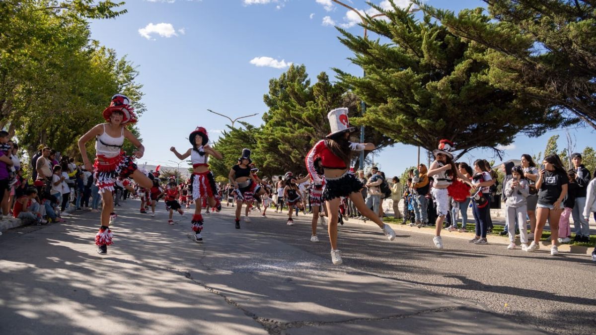 Los comodorenses acompañaron la primera jornada del pre carnaval 2025