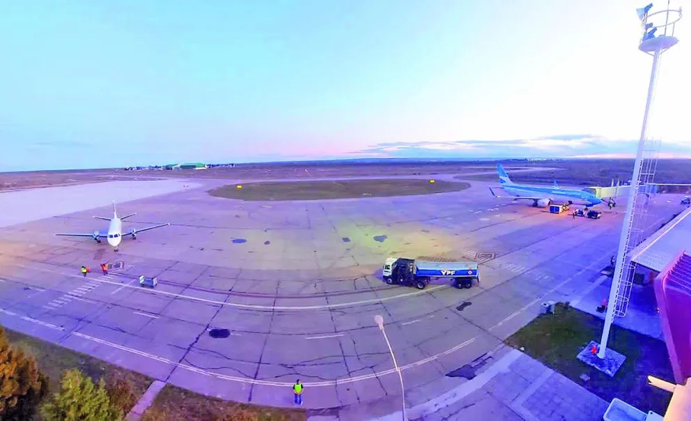 Trelew: Se ejecutan obras de repintado en la plataforma del aeropuerto