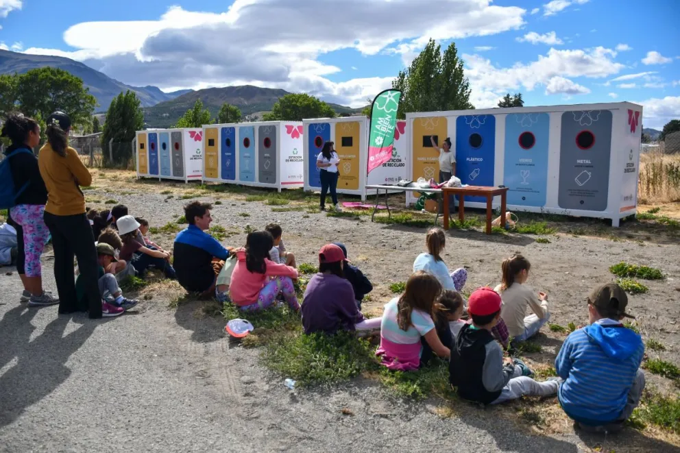 Esquel: Niños y Adultos aprenden sobre la correcta separación de residuos en origen
