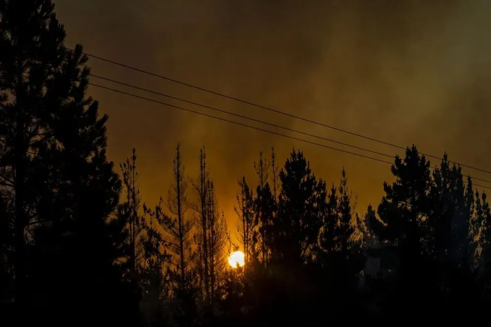 Incendio en El Bolsón: buscan a sospechosos que habrían provocado el fuego y escaparon