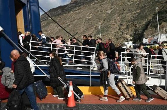 Se mantiene el éxodo masivo de las idílicas islas griegas de Santorini