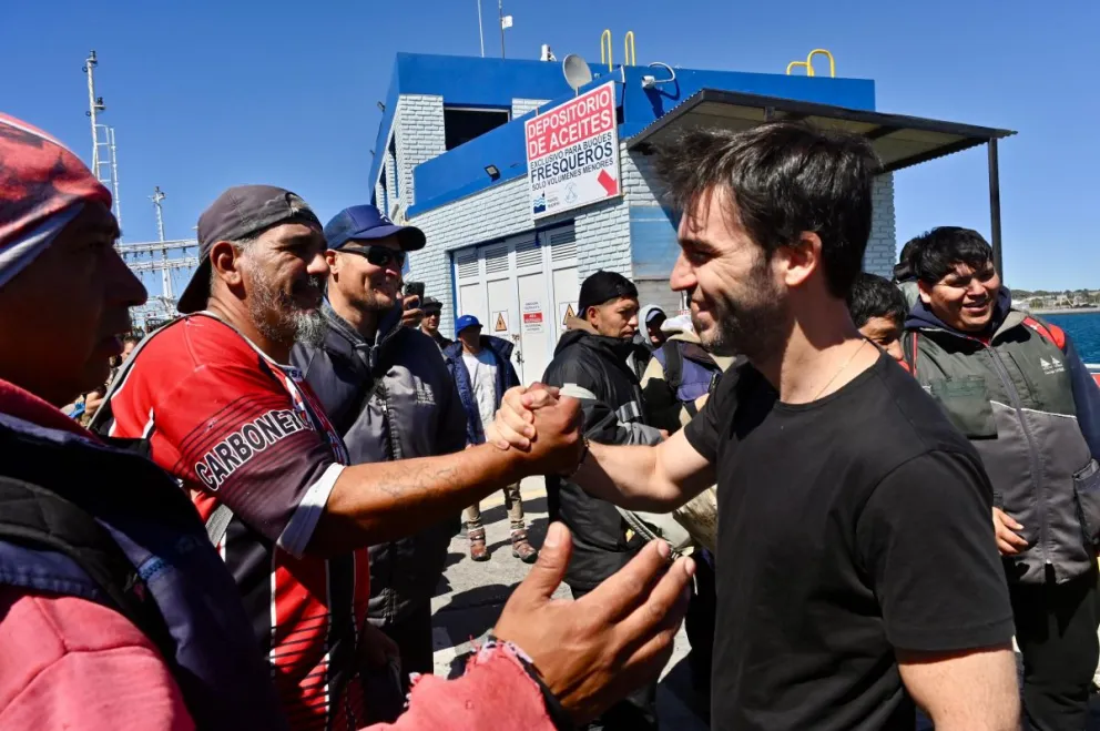 Torres recorrió el muelle Storni y aseguró que "vamos a agregar valor a los recursos de la pesca, generando nuevos puestos de trabajo para Chubut"
