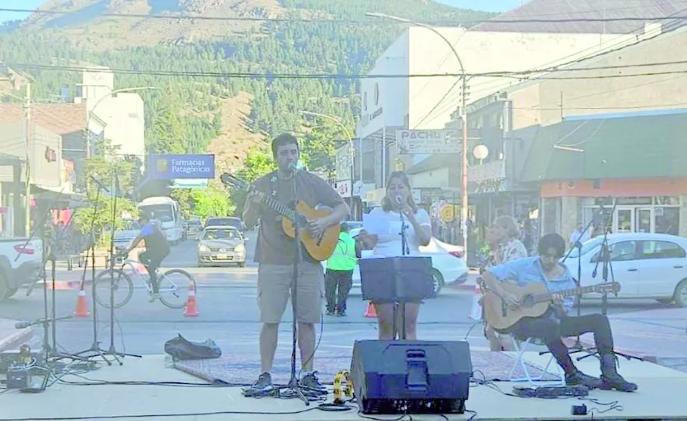 Esquel: Gran cierre de enero para la Peatonal Artística en el marco del programa "Verano Activo"