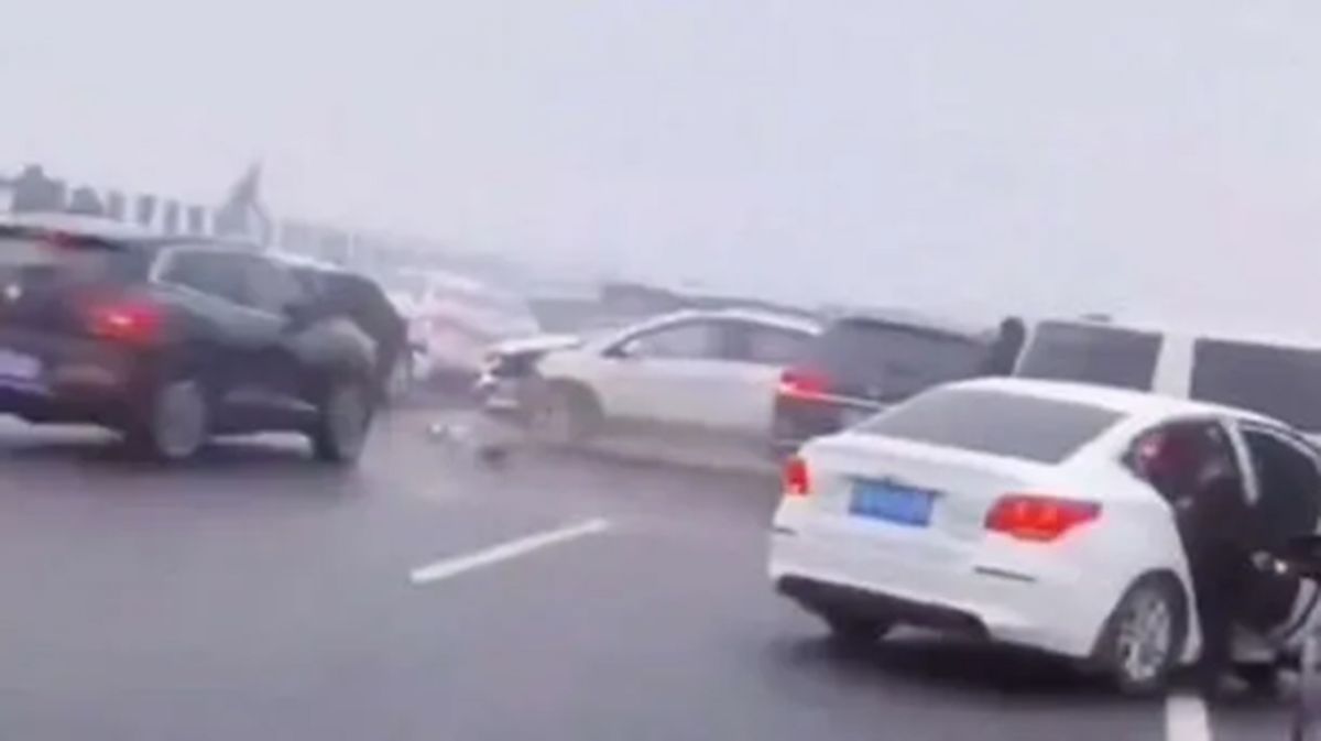 Impactante choque múltiple en China por niebla y hielo en la carretera