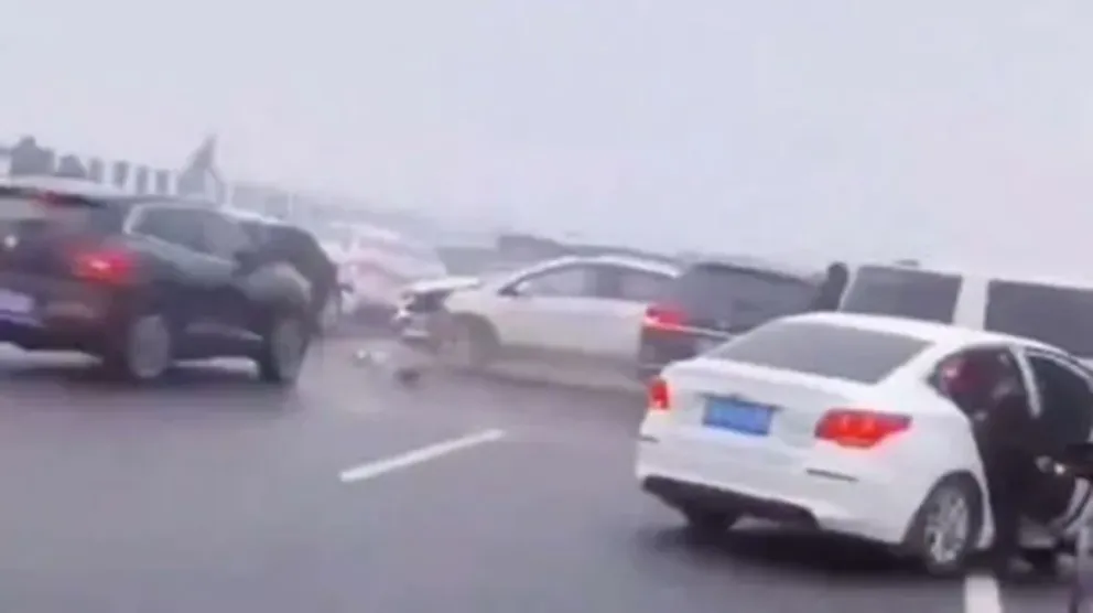 Impactante choque múltiple en China por niebla y hielo en la carretera