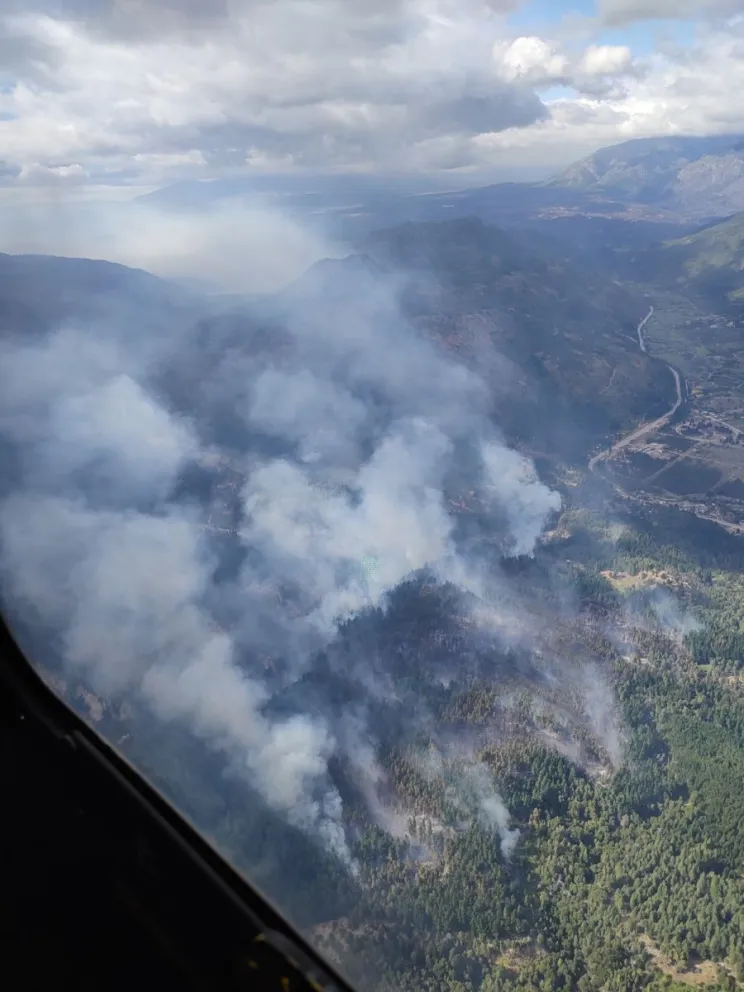Provincia continúa combatiendo los incendios forestales en la cordillera