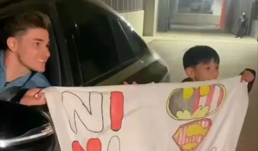 El emotivo gesto de Julián Álvarez que conquistó a un pequeño fanático