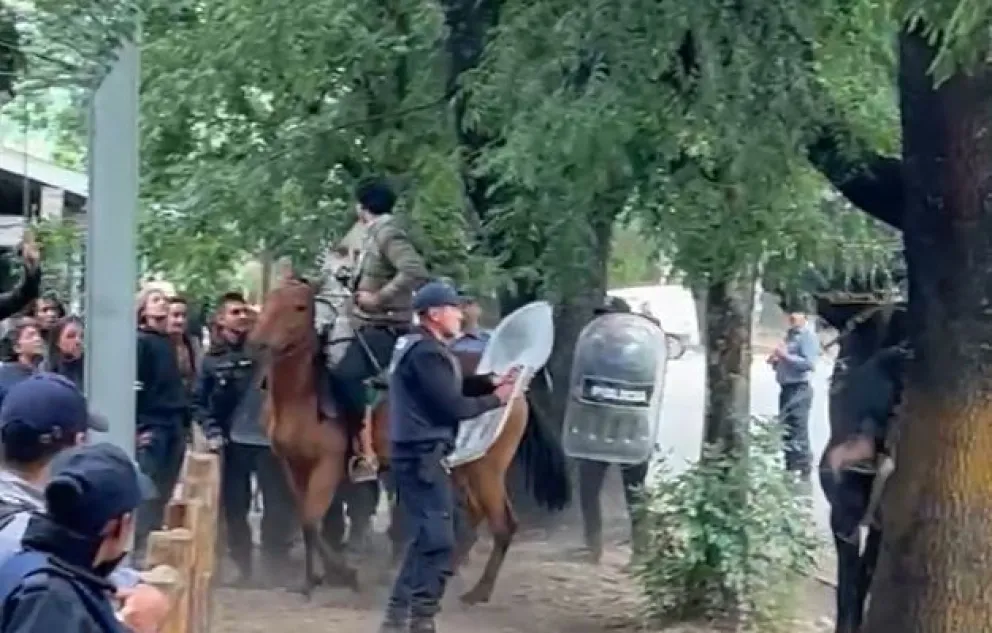 Tensión frente a la Comisaría de El Bolsón