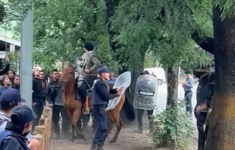 Tensión frente a la Comisaría de El Bolsón