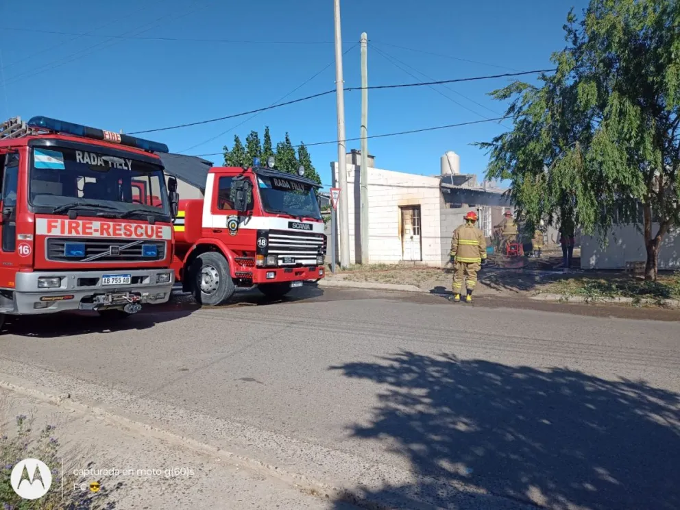 Incendio en Rada Tilly: Dos adultos mayores evacuados tras siniestro en su vivienda