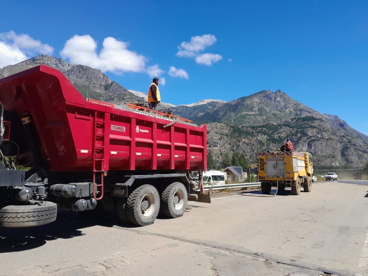 Vialidad Nacional aporta equipos de trabajo en el incendio de "El Pedregoso"