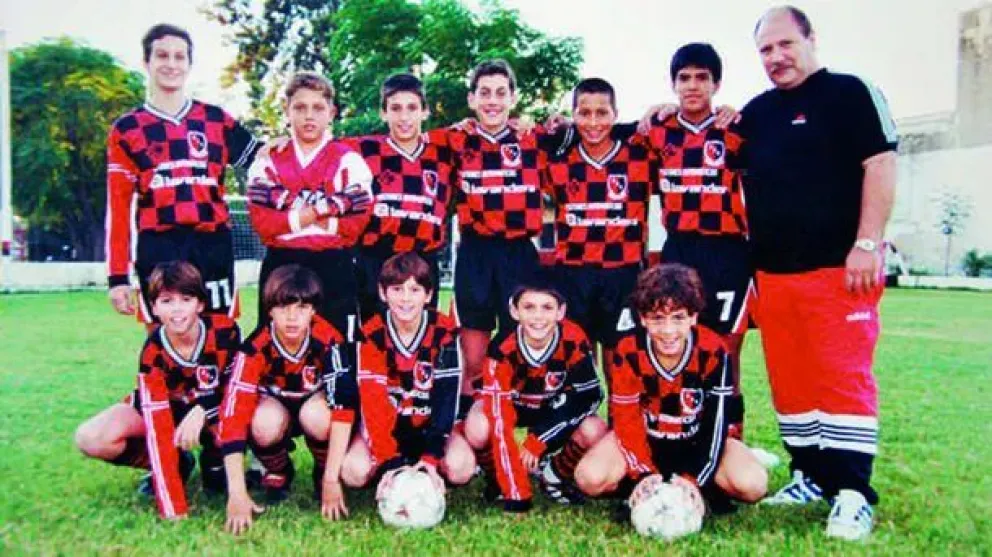 París: subastan una camiseta de Newell’s usada por Messi