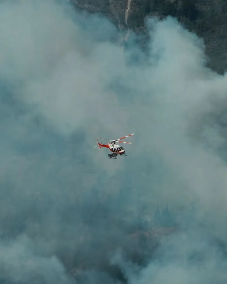 Las llamas avanzan en la Patagonia: una crisis ambiental documentada en las fotografías de Sofía Nemenmann