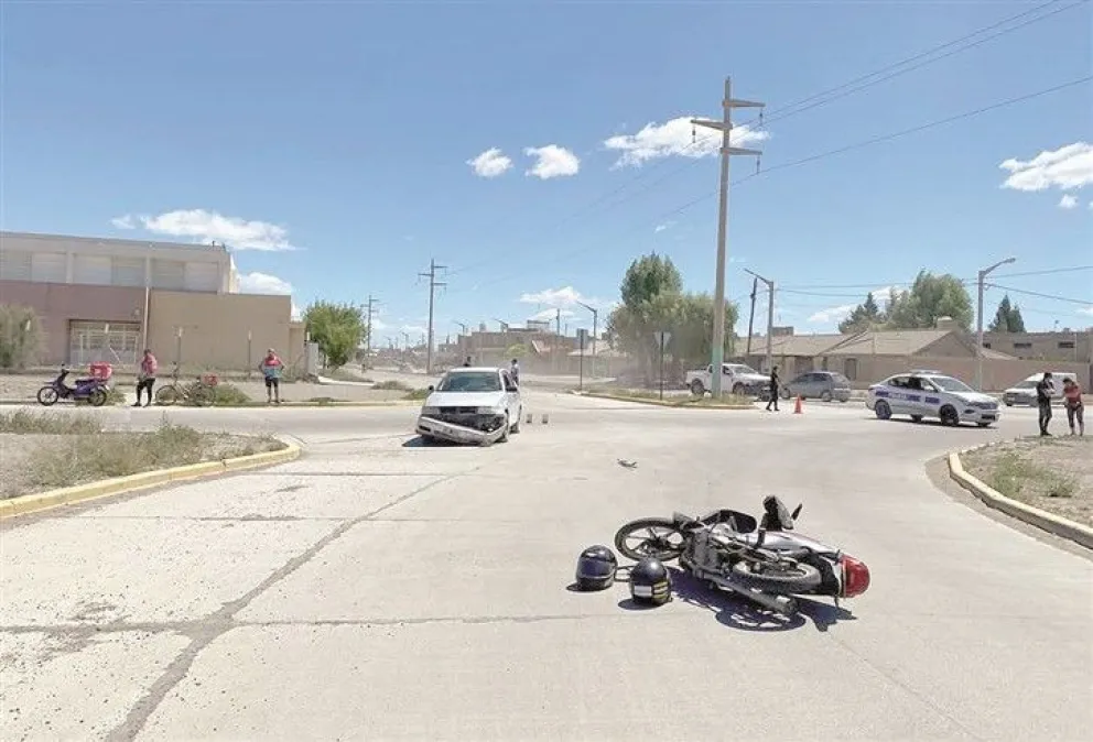 Motociclista golpeado al hospital tras fuerte choque con auto en rotonda de Trelew