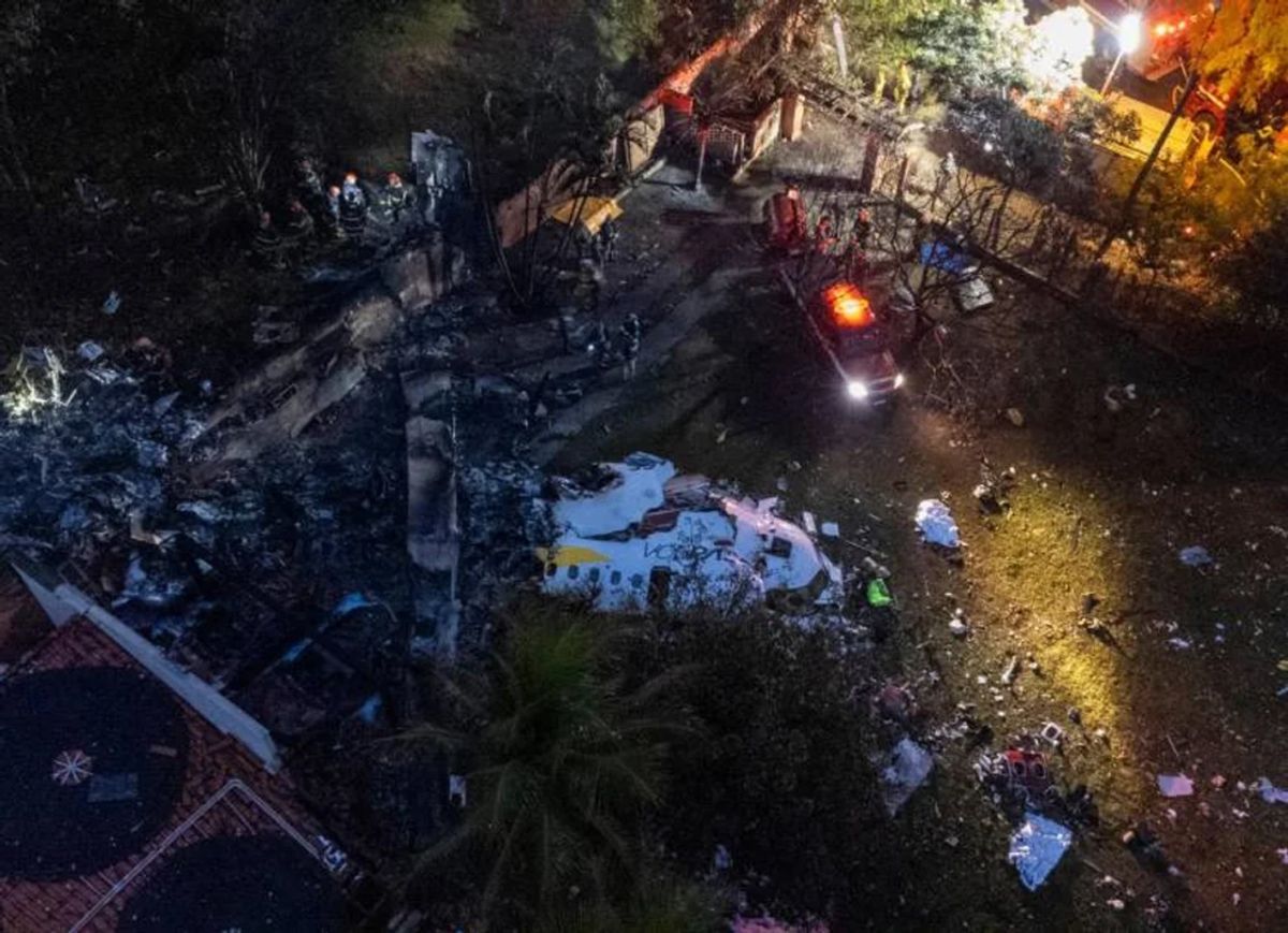 Tragedia en San Pablo: un avión se estrelló contra un autobús y dos personas murieron