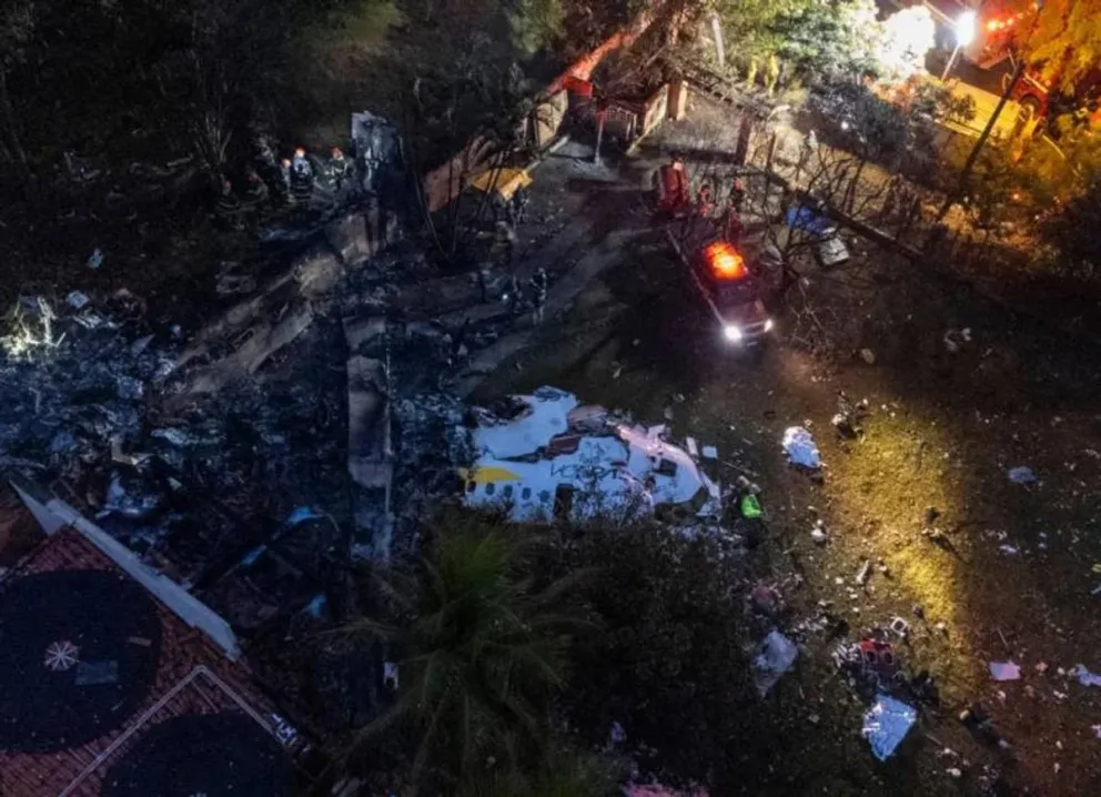 Tragedia en San Pablo: un avión se estrelló contra un autobús y dos personas murieron