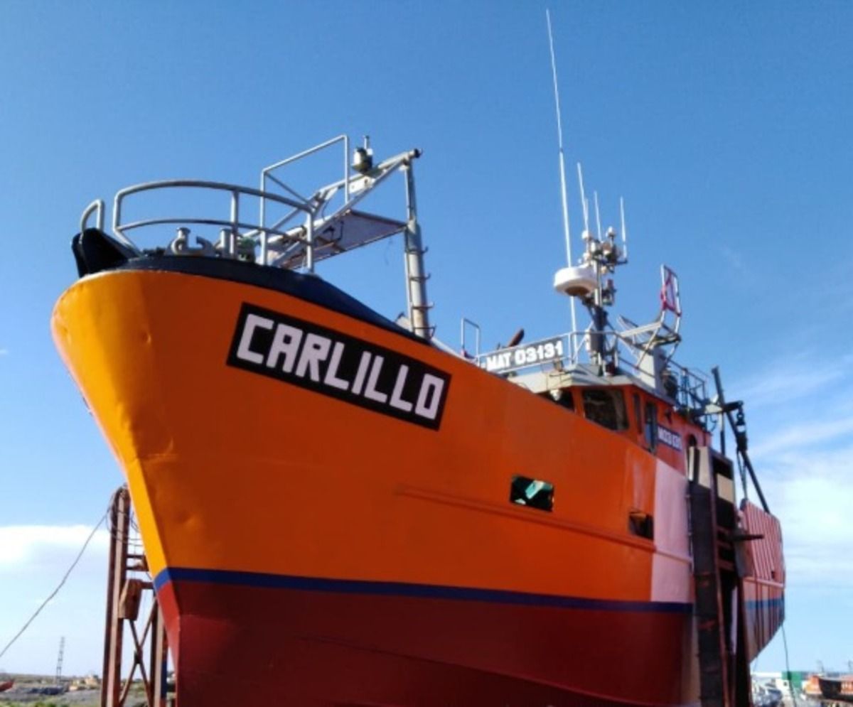 Se hundió un barco de la Flota Amarilla en Playa Unión: tuvieron que rescatar a los tripulantes y al capitán