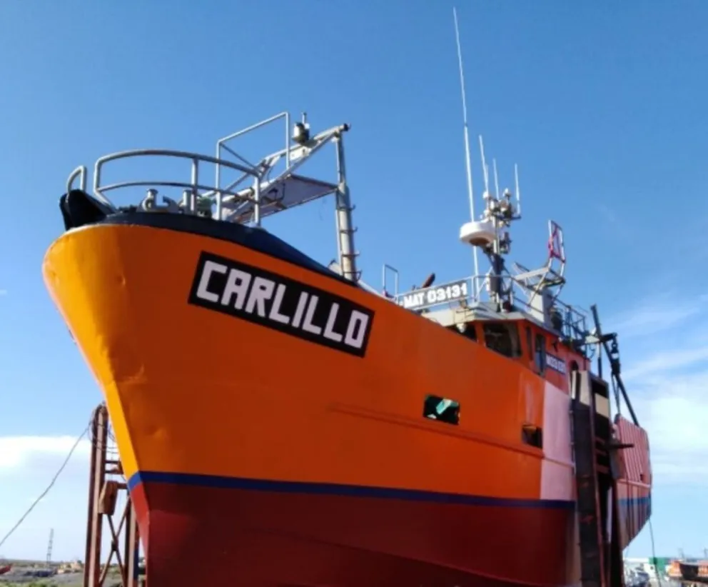 Se hundió un barco de la Flota Amarilla en Playa Unión: tuvieron que rescatar a los tripulantes y al capitán