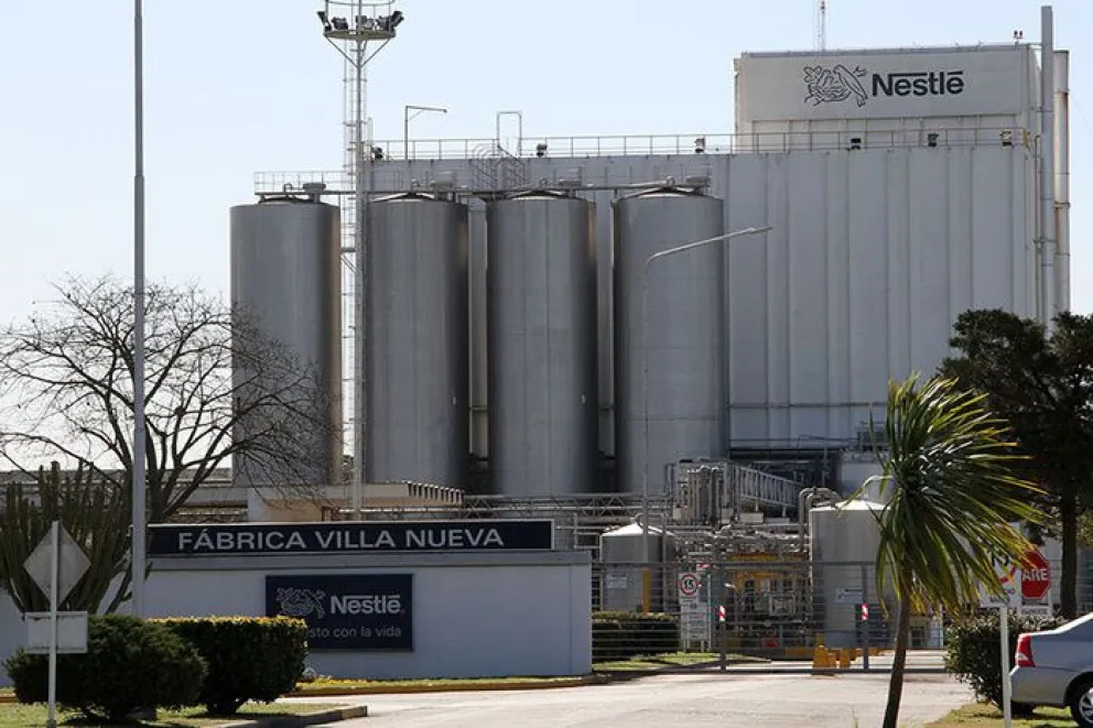 Nestlé frena su producción en Córdoba y adelanta vacaciones a su personal