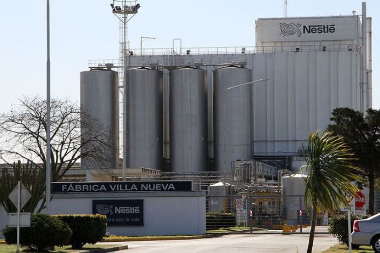 Nestlé frena su producción en Córdoba y adelanta vacaciones a su personal