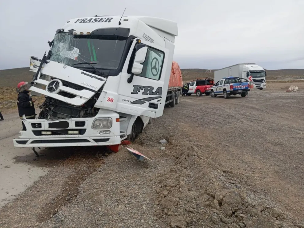 Fuerte choque entre dos camiones en la Ruta 3