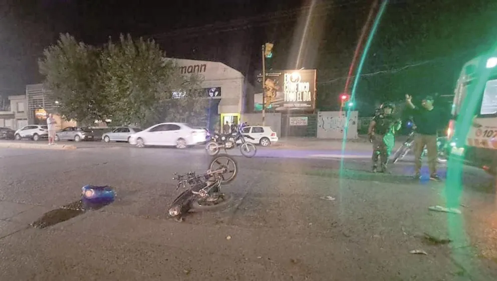 Motociclista de “Pedidos Ya” lesionado en violento choque en céntrica esquina de Trelew