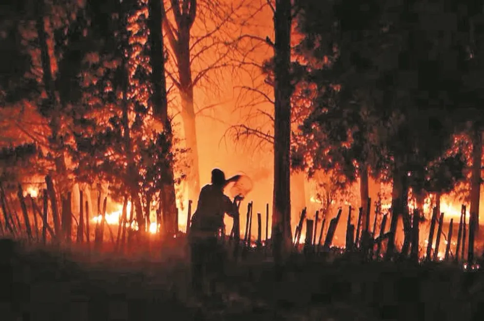  Fuego descontrolado y evacuaciones, en el mayor desastre en la historia de El Bolsón